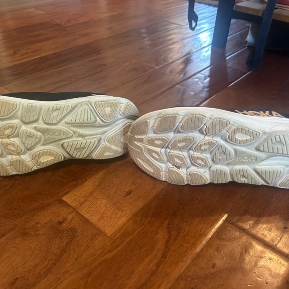Like new Hoka W Clifton 10 size 8.5 - Picture 4 of 5
